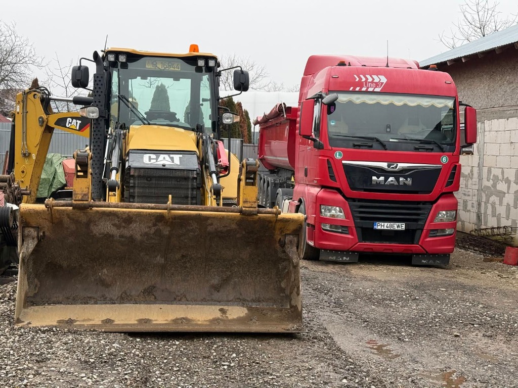 Buldoexcavator CAT și camion MAN TGX din flota EVE TRANSCOM BUSINESS Prahova